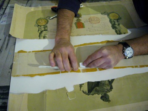 Restauration papier ancien atelier